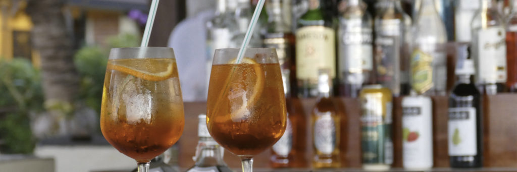 Spritzige Sommer Drinks genießen